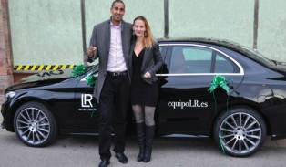 Entrega de un nuevo Mercedes Benz LR a los Jefes de Organización Bronce Philippe Gay & Barbara Baumlova